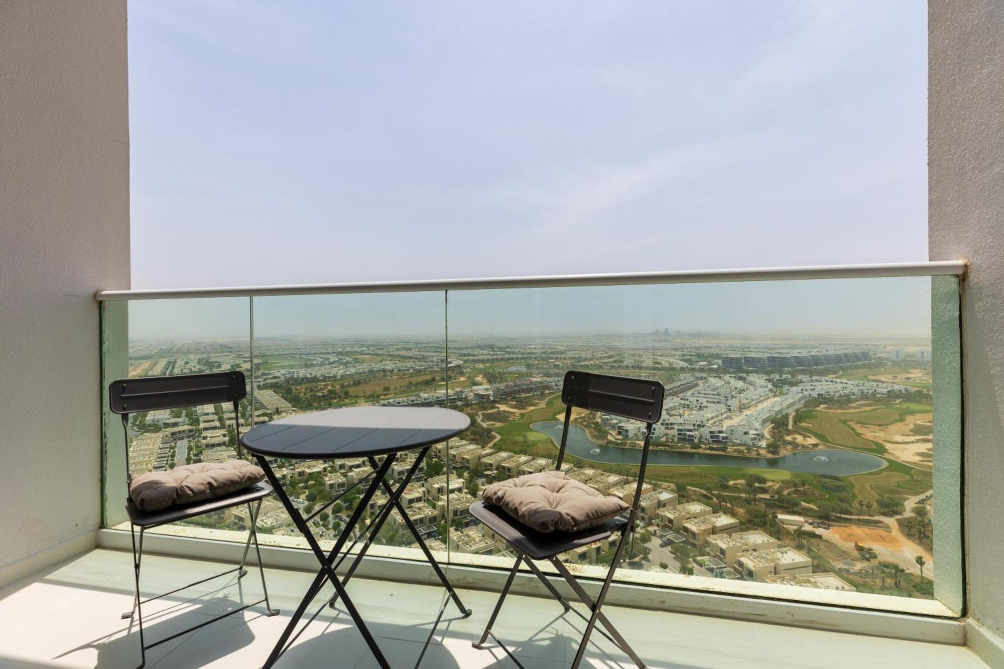 Waves - Elegant 28Th Floor Studio In Carson A, Damac Hills Apartment Dubai Exterior photo